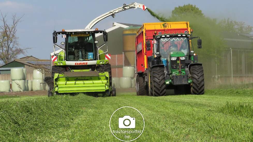 Loonbedrijf Kemps gras hakselen en inkuilen met hun Claas 960 jaguar en Case 721G bulldozer