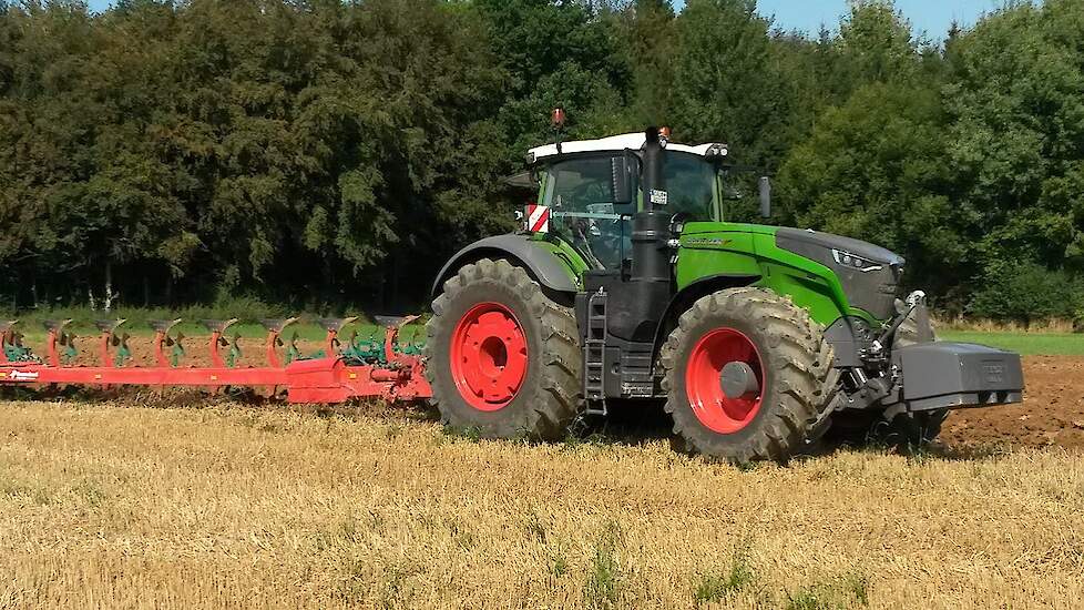 Fendt Vario 1050 met Kverneland PW 12 schaar ploeg Trekkerweb