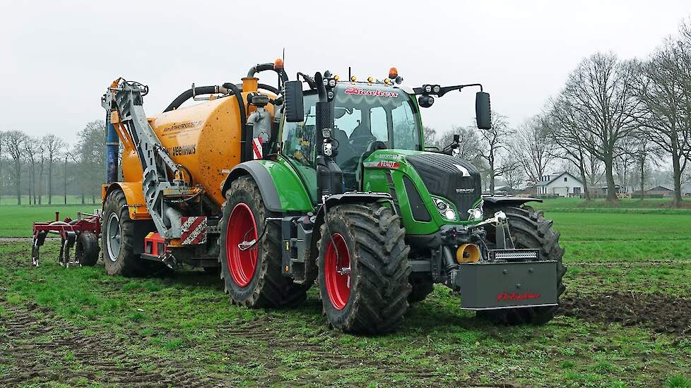 Grasland bemesten | Fendt 724 Vario + Veenhuis | Donkersgoed | 2023