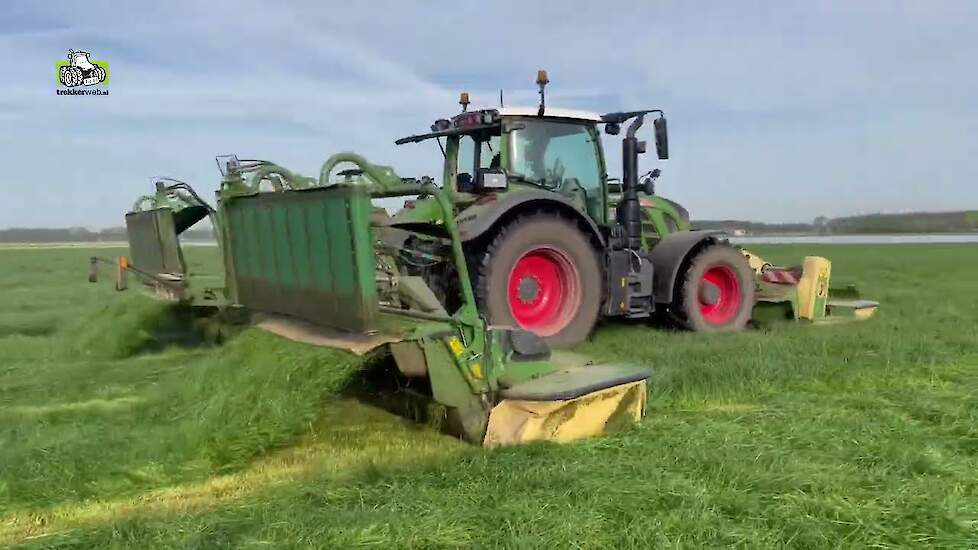 Loonbedrijf Broekx uit Bree met KRONE Triple maaier met dwarsafvoerbanden