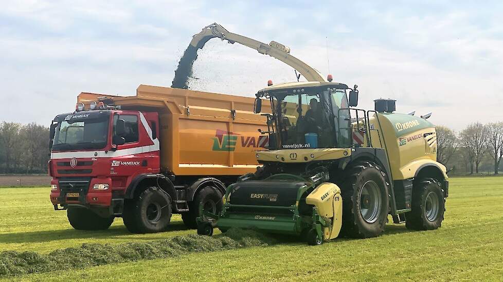 Loonbedrijf van Eijck in de 1e snede gras met nieuwe Krone BiG X 780