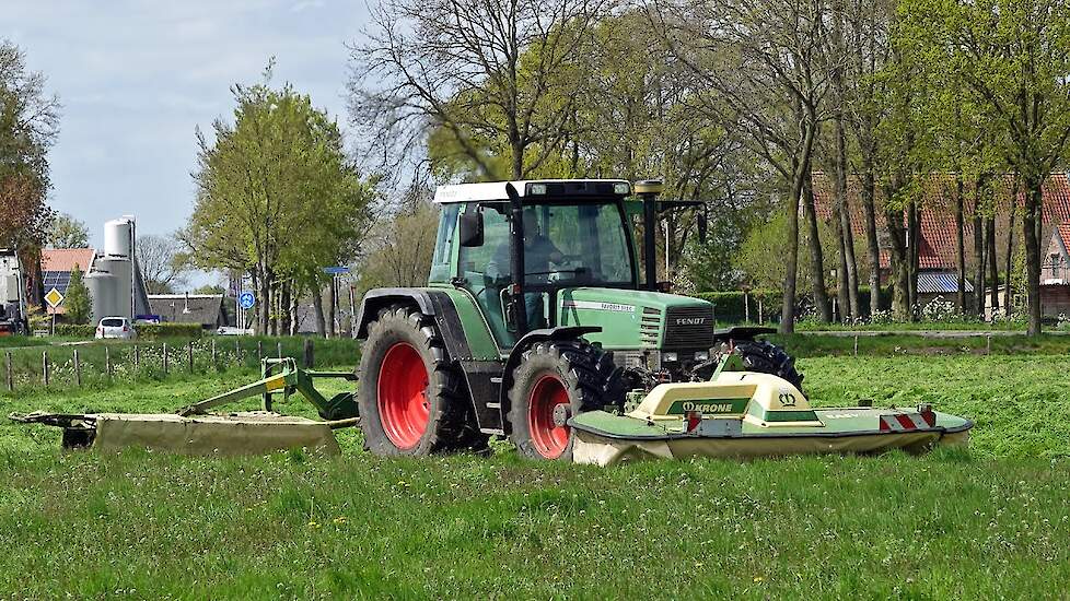 Mowing First Grass | Fendt Favorit 512C + Krone | 2023