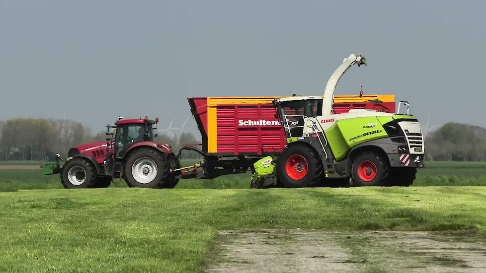 EERSTE SNEDE GRAS HAKSELEN CLAAS JAGUAR 950 CASE IH 230 CVX SCHUITEMAKER SIWA 720