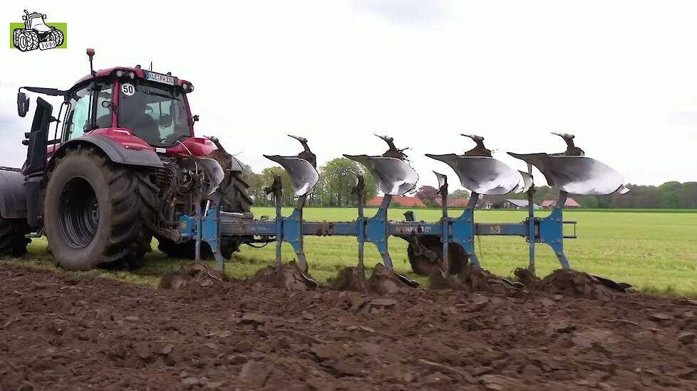 Ploegen met vijfschaar Lemken Juwel en Valtra