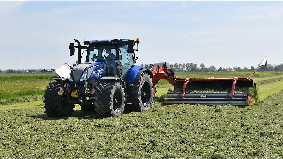 New-Holland T.180 met Kuhn Merge Maxx 950 bandhark