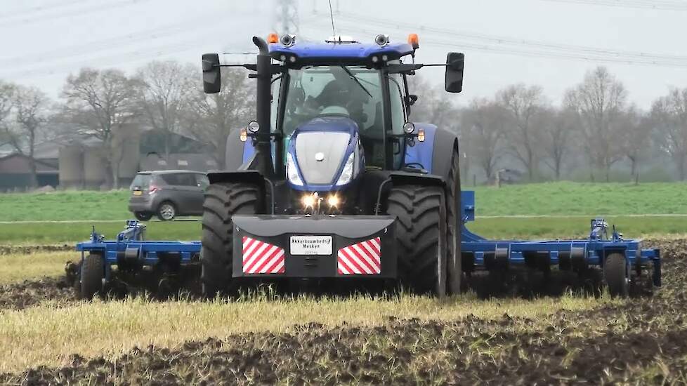 NEW HOLLAND T 7.290 NEW HOLLAND STX V GROND LOSTREKKEN