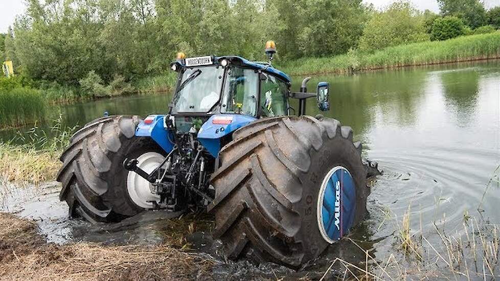 New Holland Sea Horse dives into lake - ONBOARD