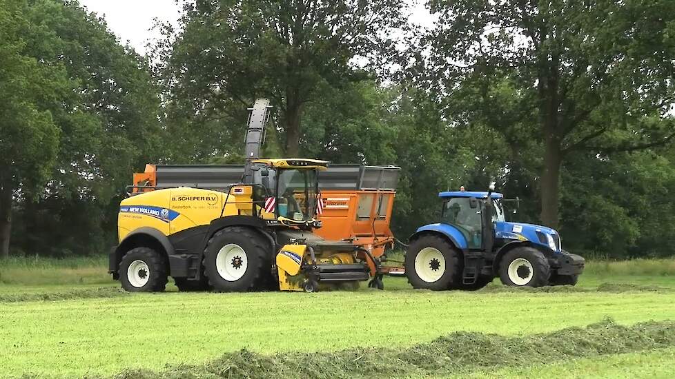 GRAS HAKSELEN B SCHEPER MET HUM NEW HOLLAND FR 550