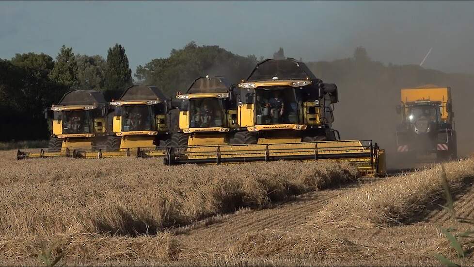 Vier New Holland combines op een rij Van Der Woerd