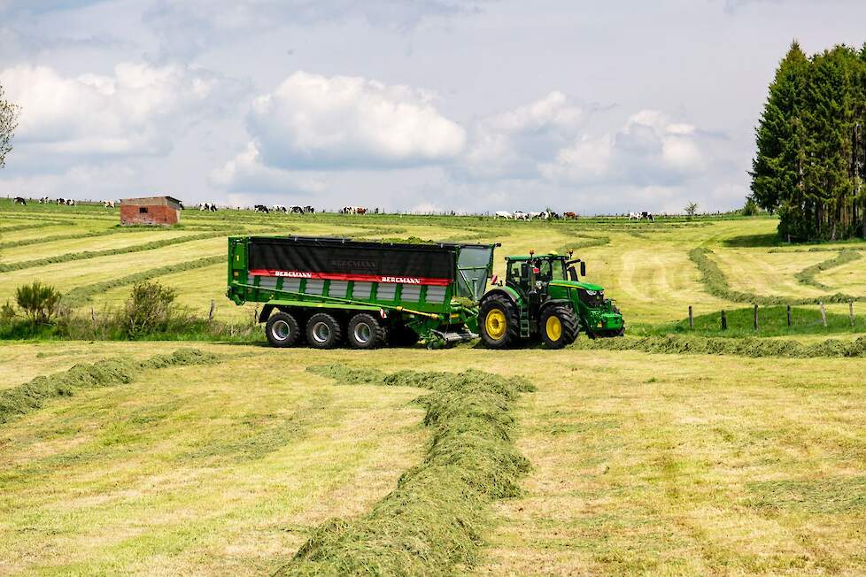 De nieuwe zwenkbare voorwand werd met de nieuwe CAREXen SHUTTLE-serie ingevoerd.