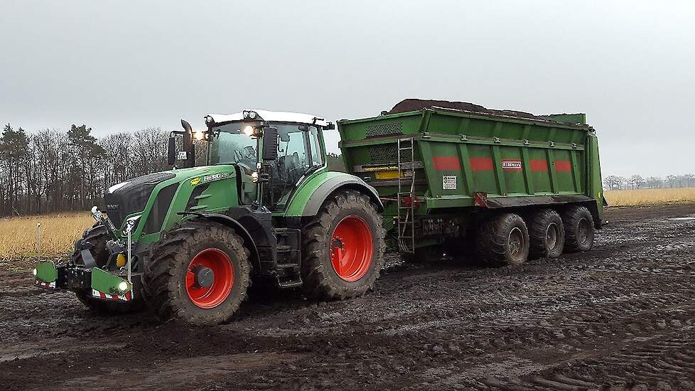 Fendt 828s4 met Bergmann-tridemstrooier en 1600 kg AGRIbumper Trekkerweb