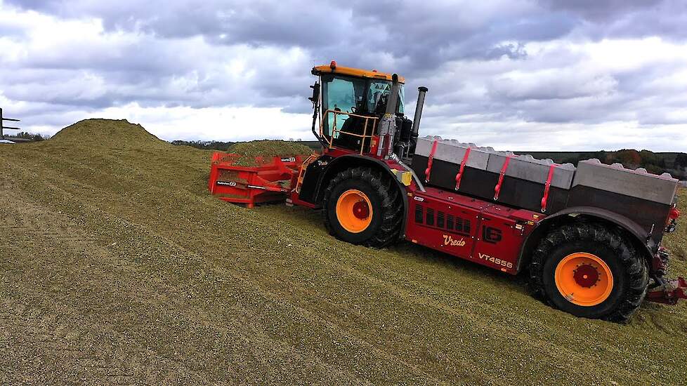 25 ton Vredo VT4556 met Holaras op de maïsbult