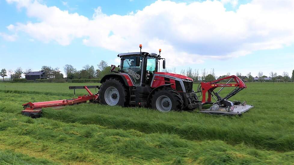 Massey Ferguson 8S 225 met Massey Ferguson-triplemaaier in de eerste snede