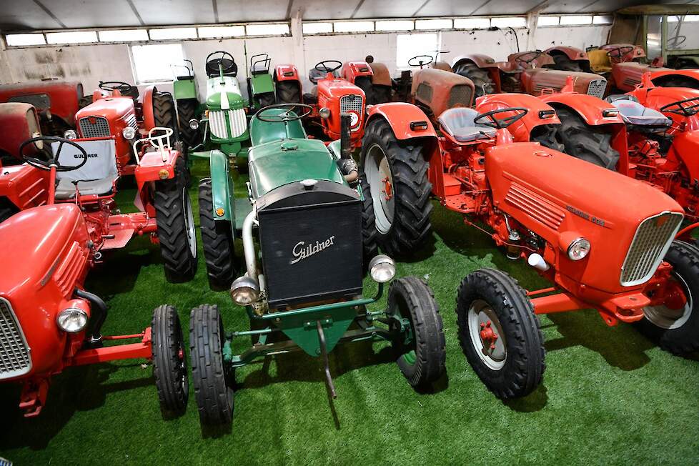 De groene Güldner in de voorste rij is een A20 uit 1939. Dit was het eerste type trekker dat Güldner bouwde.