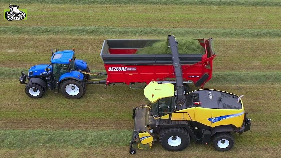 New Holland FR 9060 hakselaar en New Holland trekkers voor de Dezeure silagewagens