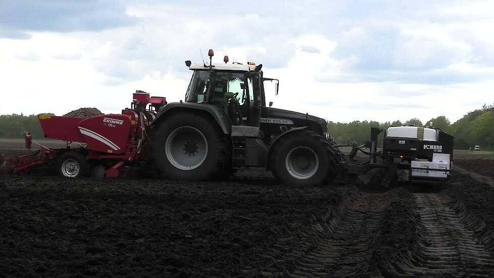 AARDAPPELS POTEN MET EEN FENDT 820 GRIMME GL 420