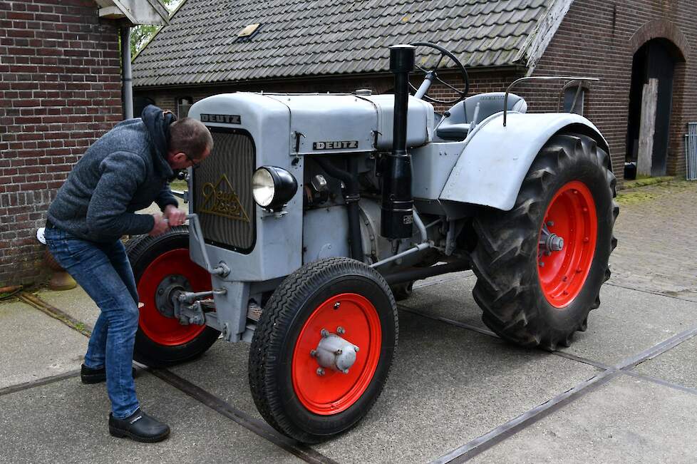 De Deutz heeft geen startmotor. Je start hem met de slinger.