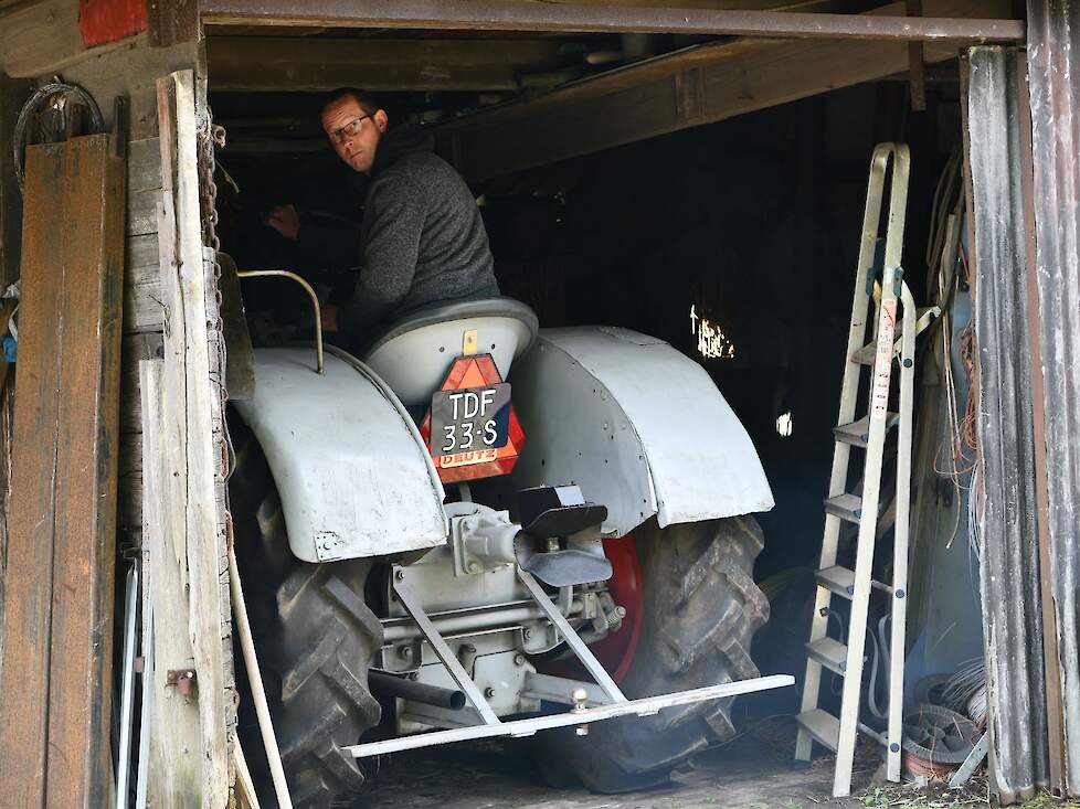 Patrick heeft zijn trekker gestald bij een boerderij in de polder tussen Nijkerk en Bunschoten.