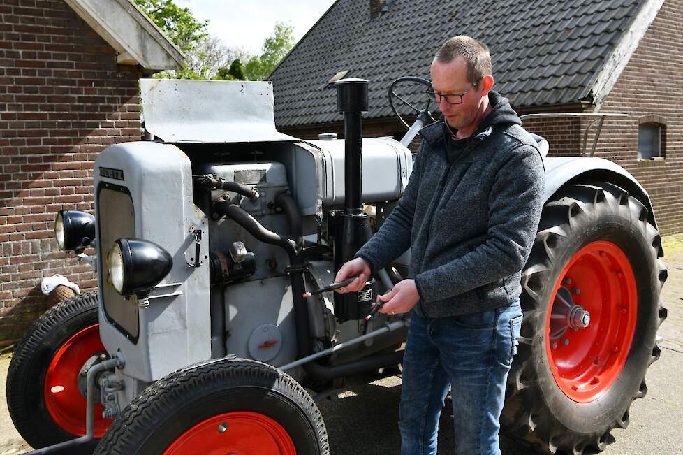 De startlonten worden met twee lontenhouders in de cilinders gedraaid.