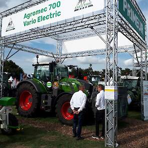 De Agromec 700 is een volledig elektrische trekker gebaseerd op de Fendt 700 serie. Van die trekker blijft alles intact, inclusief Vario-aandrijving, cabine, hef en dergelijke. Alleen de dieselmotor wordt vervangen door een elektrische variant. De benodig