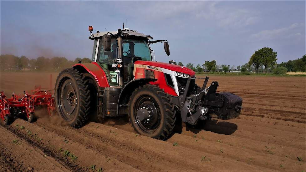 Massey Ferguson 7S.190 met Grimme achtrijer de GH 8  ÖKO