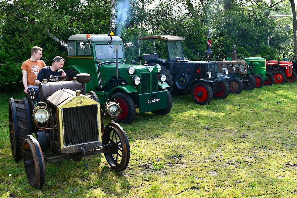 De Hanomag WD26 hier links op de foto is de podiumtrekker op het komend Internationaal Historische Festival in Panningen.