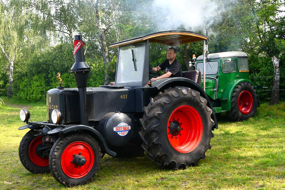 De Vierzon 401, zeker in het grijs, is een oldtimer die je in Nederland maar weinig ziet. De trekker is van het bouwjaar 1952.