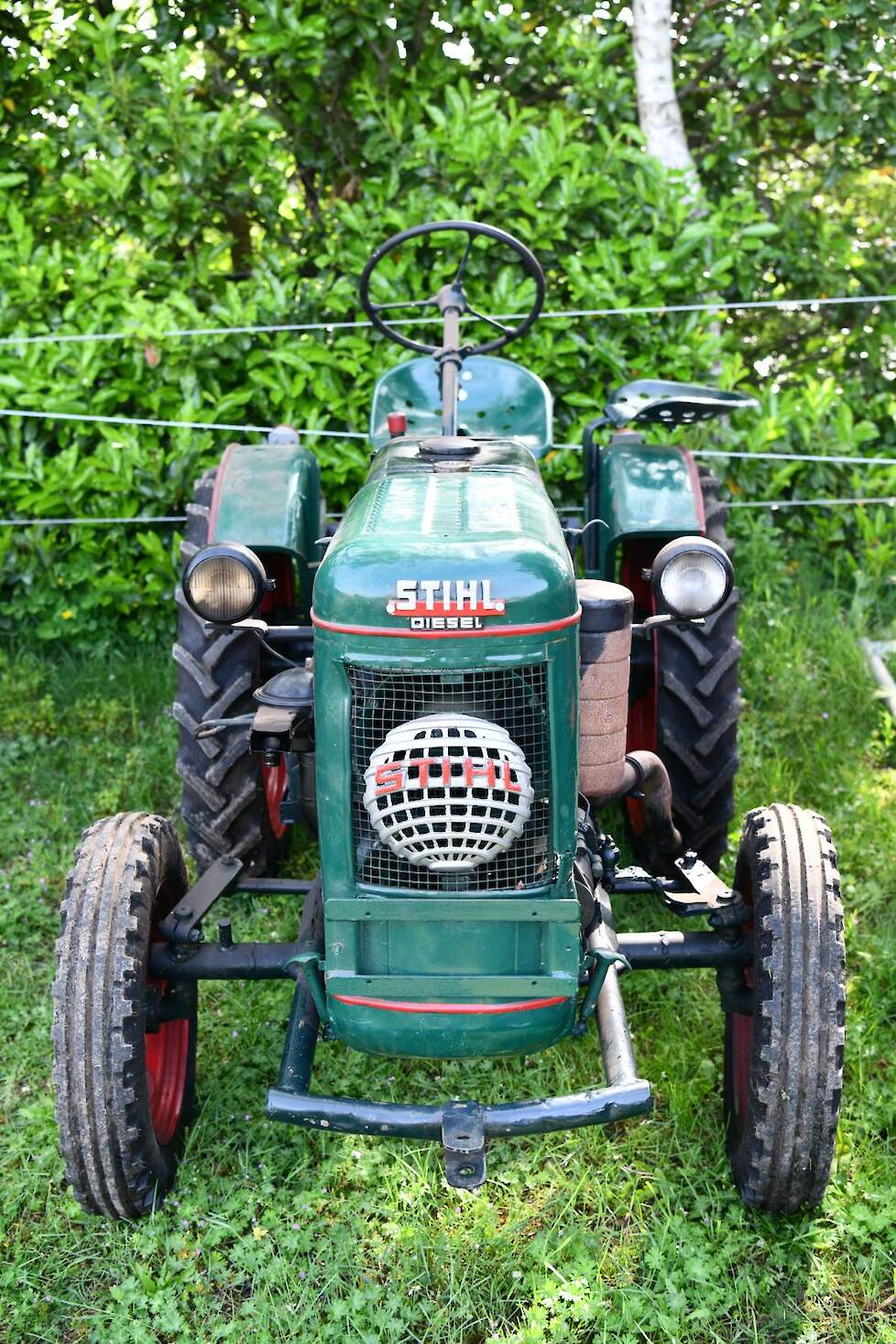 Dit trekkertje kom je ook niet vaak tegen. Het is Stihl Diesel uit 1951. Het merk Stihl kennen we echter nog steeds maar dan van de kettingzagen en andere gereedschappen die de Duitse firma tegenwoordig maakt.