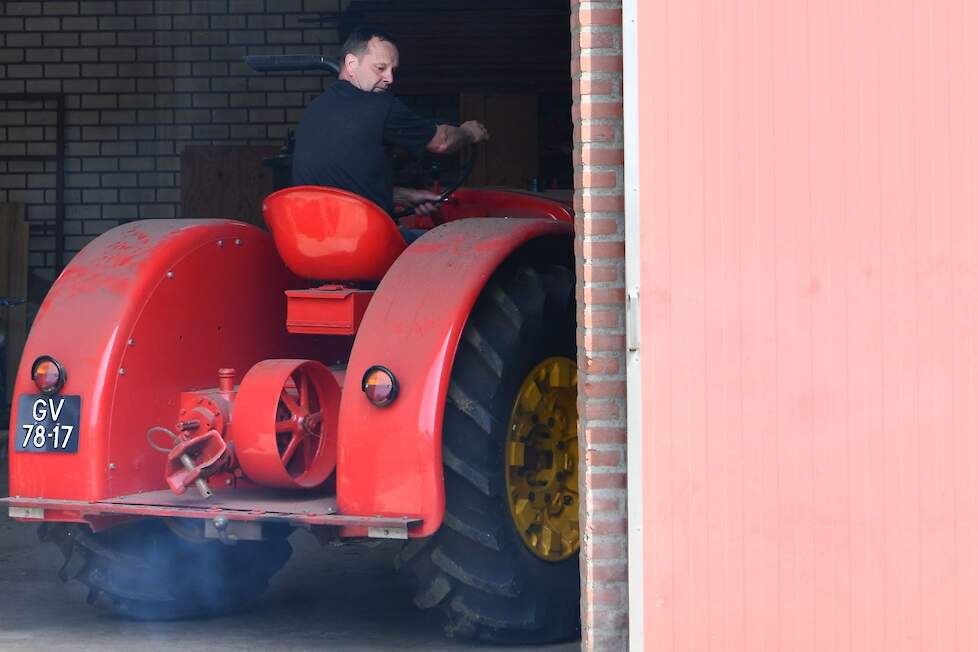 Anton rijdt de Hanomag R40, die bij zijn vader Adriaan in de schuur staat, naar buiten.