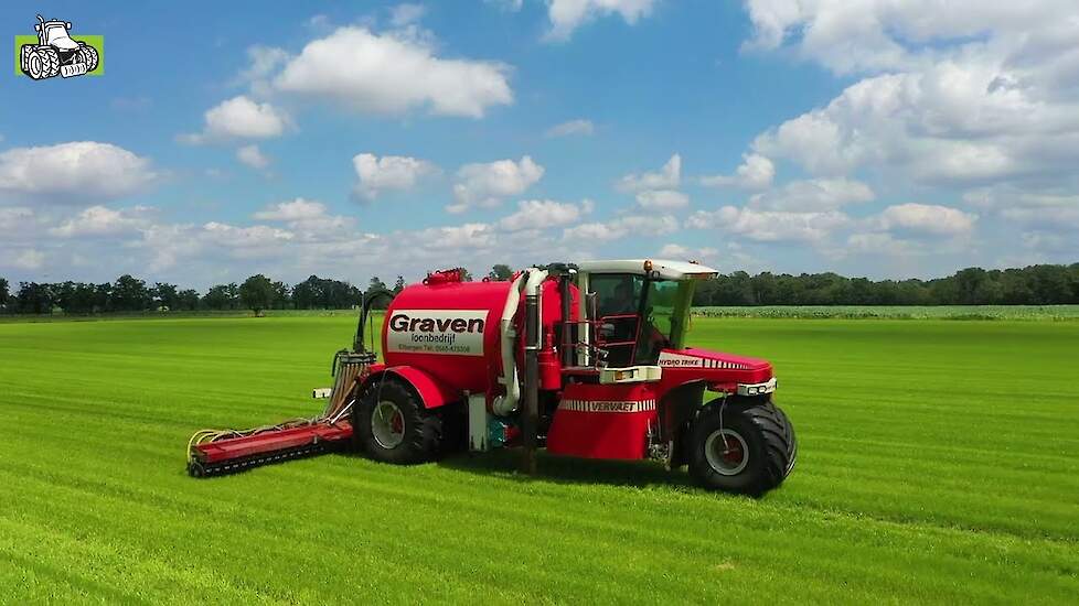 Loonbedrijf Graven uit Eibergen aan het grasland bemesten met de Vervaet