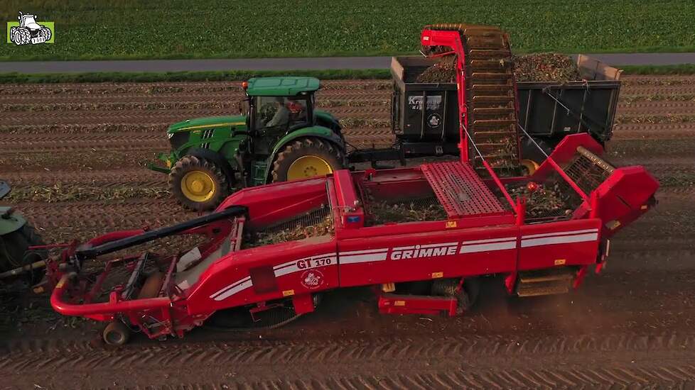 Uien laden met de Grimme GT 170 wagenrooier