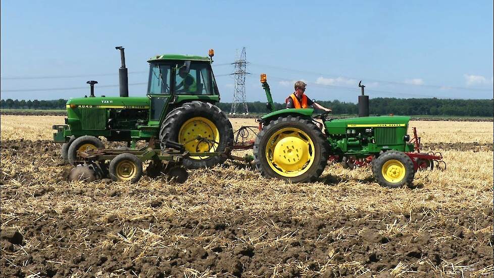 John Deere`s in actie op de polderklei