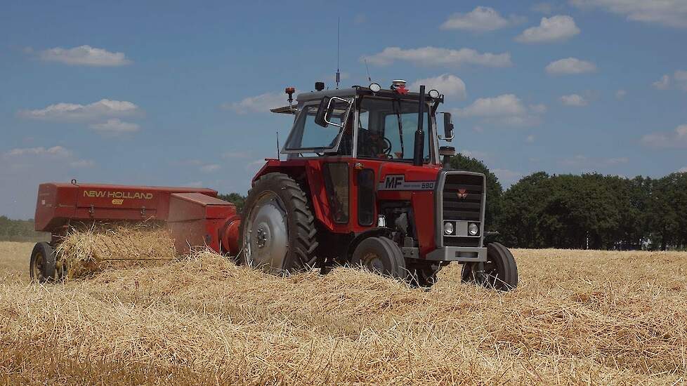 Stropersen Massey Ferguson 590 en New Holland Super Hayliner 276