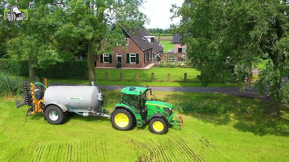 John Deere 6155R met Roelema tank grasland bemesten