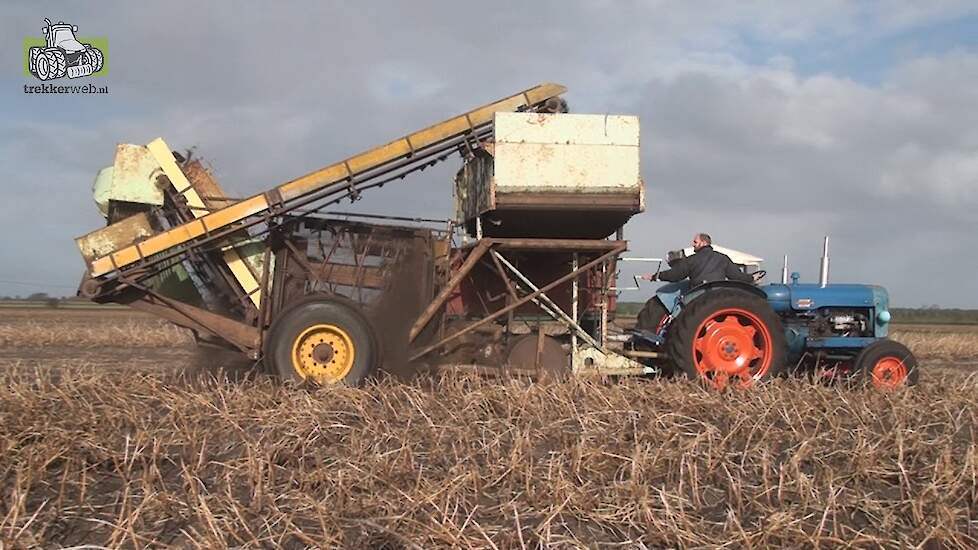 Climax met Ford Power Major aan het zetmeel aardappelen rooien Trekkerweb