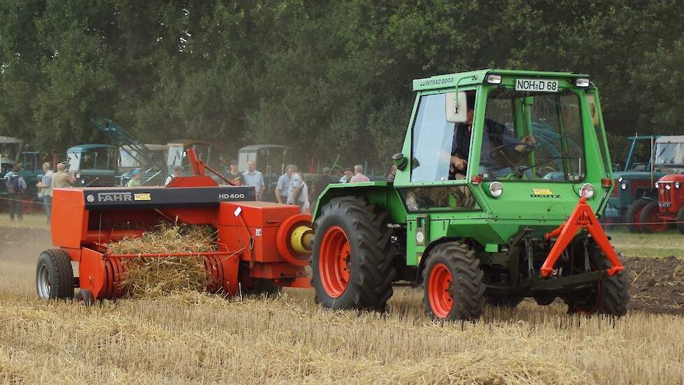 Stro persen met Deutz Intrac 2003 en Fahr HD 400 Trekkerweb