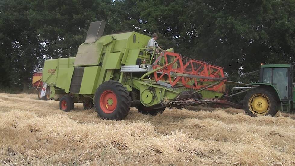 Zomergerst combinen met Claas Mercator 75 youngtimer | Trekkerweb