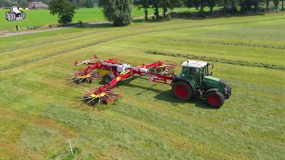 Fendt 310 met Pöttinger vier elements hark