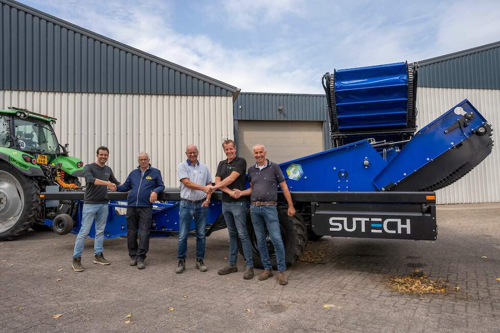 V.l.n.r.: Wouter Schoot Uiterkamp (SU-Tech), Ad Hanse, Henry Hanse, Bart van Engelen  (Bart Agro Mechanisatie) en Johan Hanse bij overhandiging van machine #100.