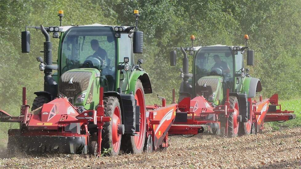 Loonbedrijf T&R Pomper uit Smilde uien rooien met Grimme VT en WV