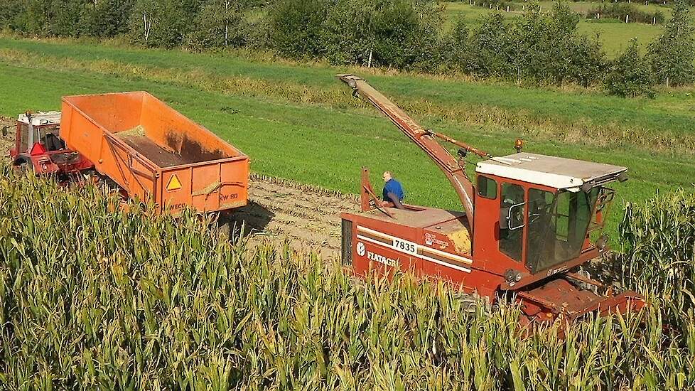 Fiatagri 7835 Crop Processor aan het maïs hakselen