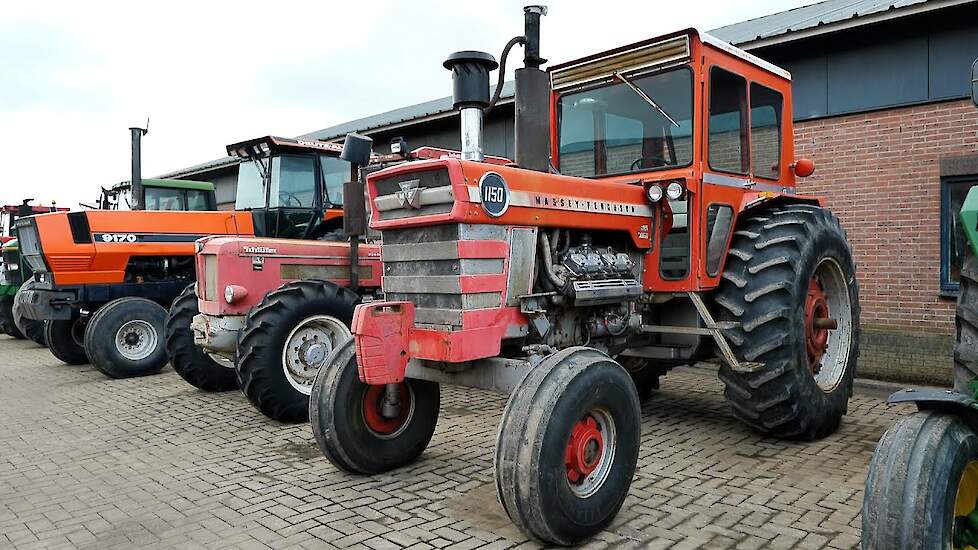 Oldtimer bromfietsen, motoren en tractoren in de veiling in Scherpenzeel